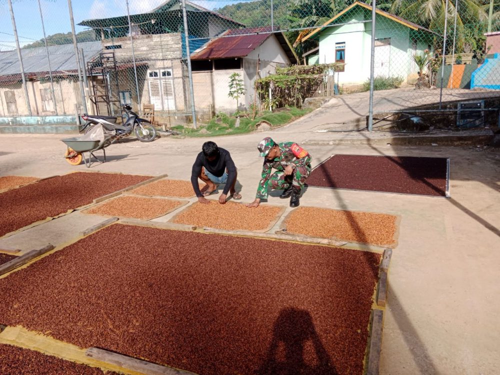 Komsos Dengan Petani Cengkeh, Ini Pesan Babinsa Koramil 06/Serasan