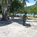 Jelang Festival, Babinsa Koramil 03/Sedanau Bersama Warga Goro Bersihkan Pulau Wisata Setanau