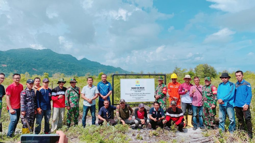 Koramil 06/Serasan Dampingi UP 3 Tanjungpinang Tinjau Lahan Pembangunan Sub PLN Serasan