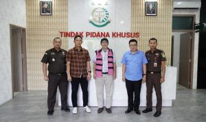 Tim JPU Kejati Kepri dan Kejari Natuna Terima Penyerahan Tersangka dan Barang Bukti Perkara Dugaan Tipikor Tim JPU Kejati Kepri dan Kejari Natuna Terima Penyerahan Tersangka dan Barang Bukti Perkara Dugaan Tipikor