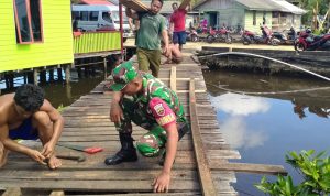 Babinsa Koramil 03/Sedanau Jalin Komsos Dengan Warga Yang Sedang Memperbaiki Pelantar Babinsa Koramil 03/Sedanau Jalin Komsos Dengan Warga Yang Sedang Memperbaiki Pelantar