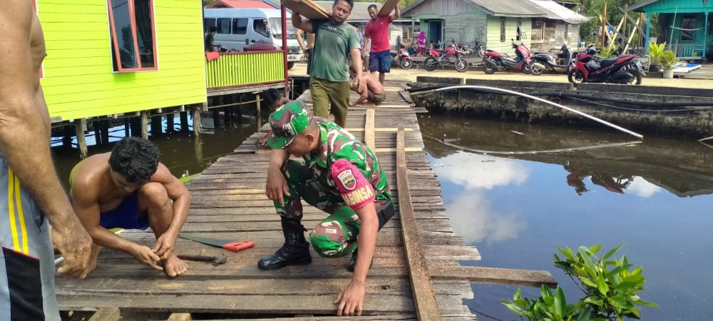 Babinsa Koramil 03/Sedanau Jalin Komsos Dengan Warga Yang Sedang Memperbaiki Pelantar
