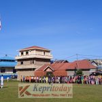 Camat Jemaja Pimpin Apel Upacara Hardiknas Tahun 2024 di Lapangan Bola Kaki Letung