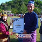 Kadisdikpora Serahkan Langsung Penghargaan Anugerah Kepada Guru-guru Terbaik di Pulau Jemaja