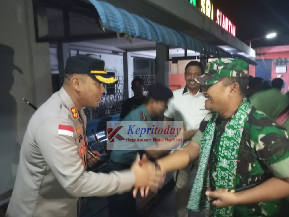 Kapolres Anambas Sambut Kedatangan Dandim 0318 Natuna Di Pelabuhan Sri Siantan
