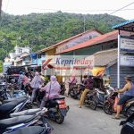 Puluhan Pengendara Motor Roda Dua Antri Beli Minyak Pertalite di Depan Agen Acai Tarempa Puluhan Pengendara Motor Roda Dua Antri Beli Minyak Pertalite di Depan Agen Acai Tarempa
