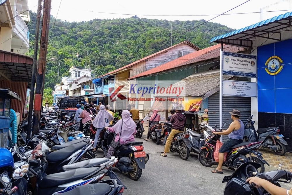 Puluhan Pengendara Motor Roda Dua Antri Beli Minyak Pertalite di Depan Agen Acai Tarempa