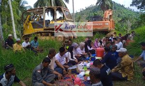 Proyek Pembangunan Jalan Teluk Kaut-Semuak Atap Kecamatan Jemaja Mulai di Kerjakan Proyek Pembangunan Jalan Teluk Kaut-Semuak Atap Kecamatan Jemaja Mulai di Kerjakan