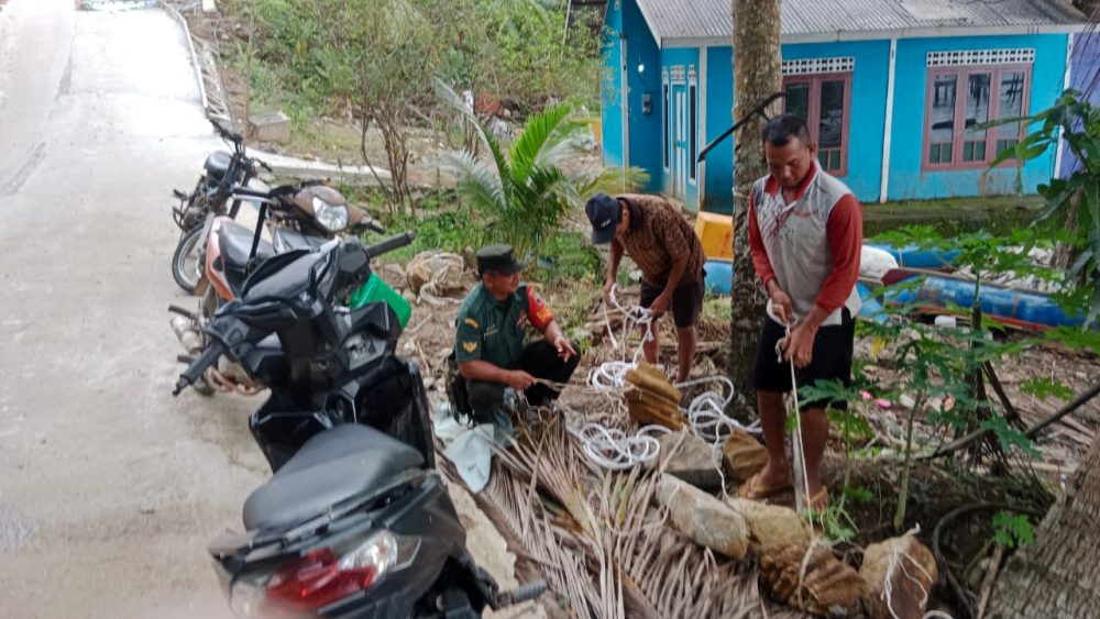 Hadir Ditengah Masyarakat, Babinsa Sertu Chaniago Komsos Dengan Nelayan Pembuatan Rumpon