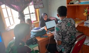 Jalin Hubungan Baik, Babinsa Serda Dedi Kembali Komsos Dengan Perangkat Desa Kelarik Barat Jalin Hubungan Baik, Babinsa Serda Dedi Kembali Komsos Dengan Perangkat Desa Kelarik Barat