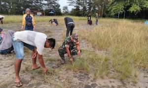 Jalin Kebersamaan, Babinsa Serda Suwarno Goro Bersama Warga Bersihkan Lapangan Bola Jalin Kebersamaan, Babinsa Serda Suwarno Goro Bersama Warga Bersihkan Lapangan Bola