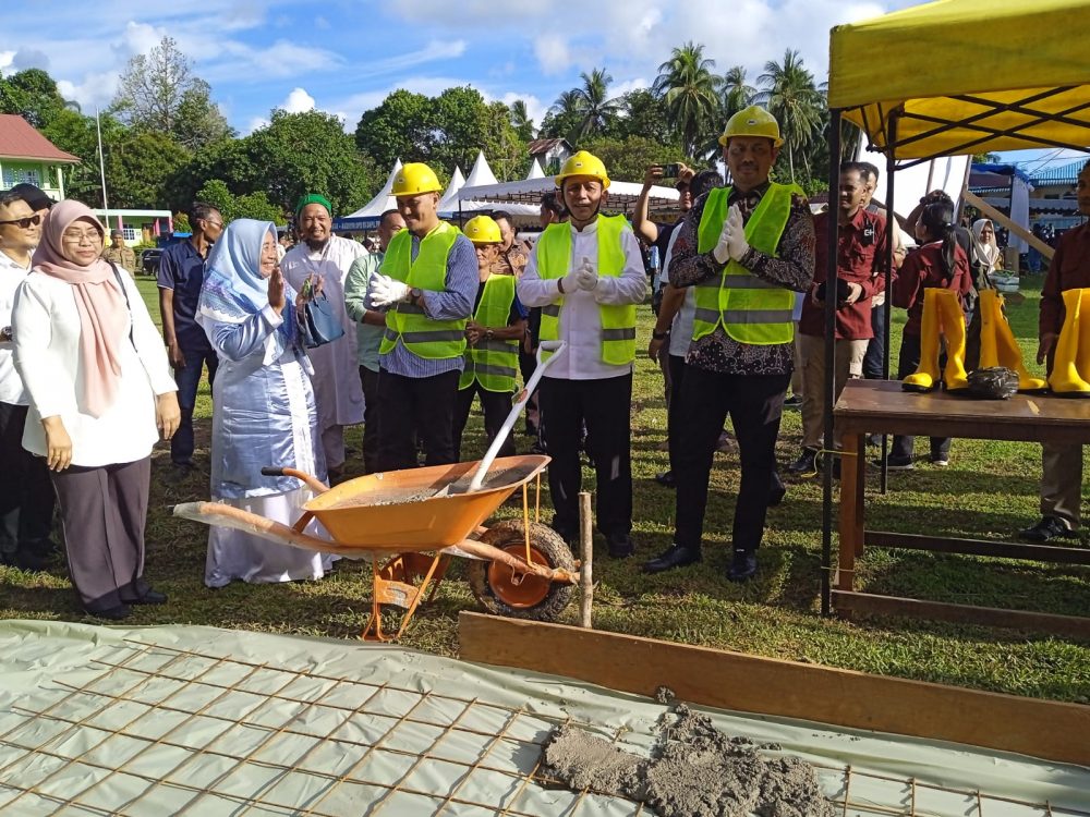 Gubernur Kepri Lakukan Peletakan Batu Pertama Peningkatan PSU Gubernur Kepri Lakukan Peletakan Batu Pertama Peningkatan PSU