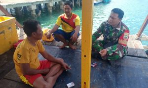Ini Pesan Babinsa Praka Ricko Saat Komsos Dengan Sejumlah Nelayan