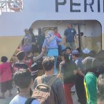 Hadir Ditengah Masyarakat, Polsek Bunguran Barat Lakukan Pengamanan Turun Naik Penumpang Kapal Hadir Ditengah Masyarakat, Polsek Bunguran Barat Lakukan Pengamanan Turun Naik Penumpang Kapal