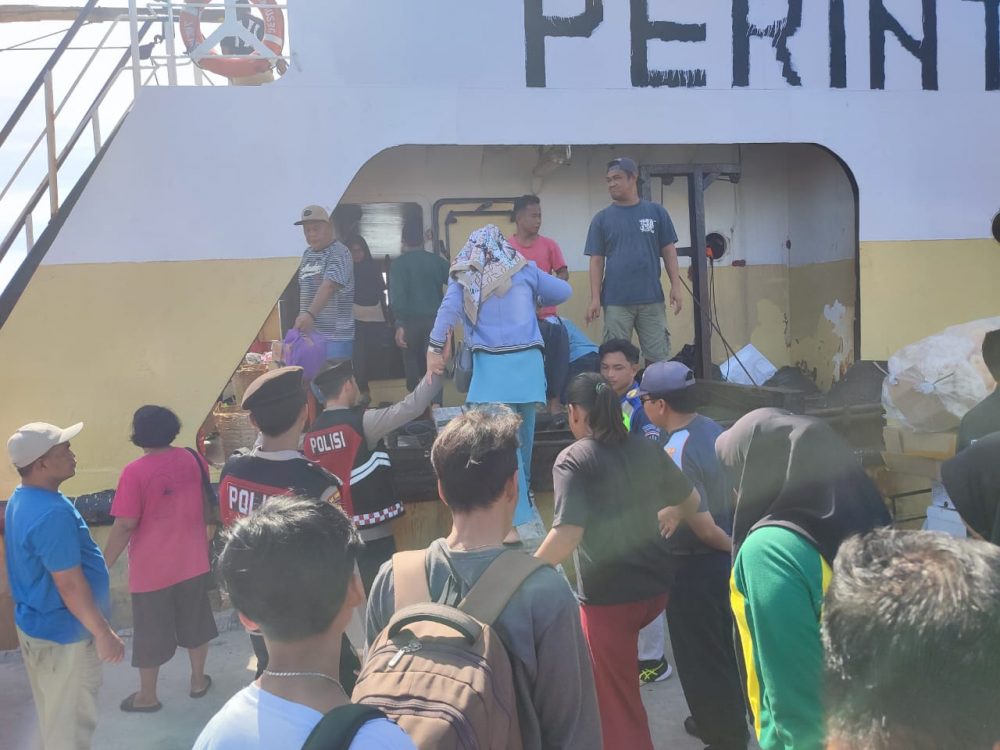 Hadir Ditengah Masyarakat, Polsek Bunguran Barat Lakukan Pengamanan Turun Naik Penumpang Kapal Hadir Ditengah Masyarakat, Polsek Bunguran Barat Lakukan Pengamanan Turun Naik Penumpang Kapal