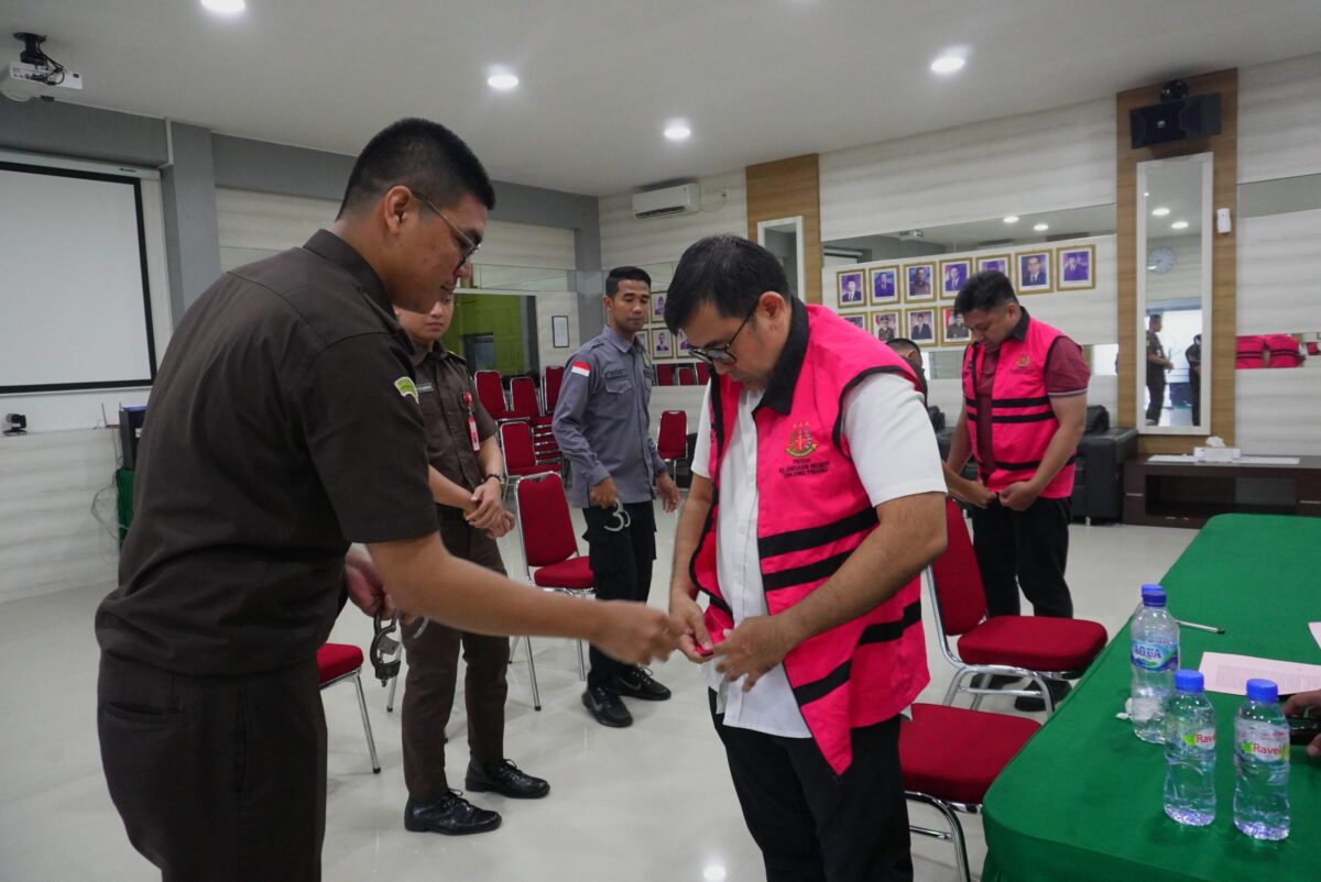Penyerahan Tersangka dan BB Tahap II Perkara Korupsi TA 2019-2020