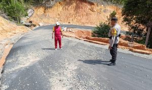 Jalan Nguan Berserakan Batu Kerikil, Kapolsek Jemaja Bersama Anggota Beri Himbauan Bagi Penguna Jalan