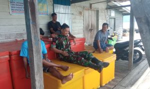 Tampak Akrab, Babinsa Koptu Dhanu Jalin Komsos Dengan Warga Binaan Tampak Akrab, Babinsa Koptu Dhanu Jalin Komsos Dengan Warga Binaan