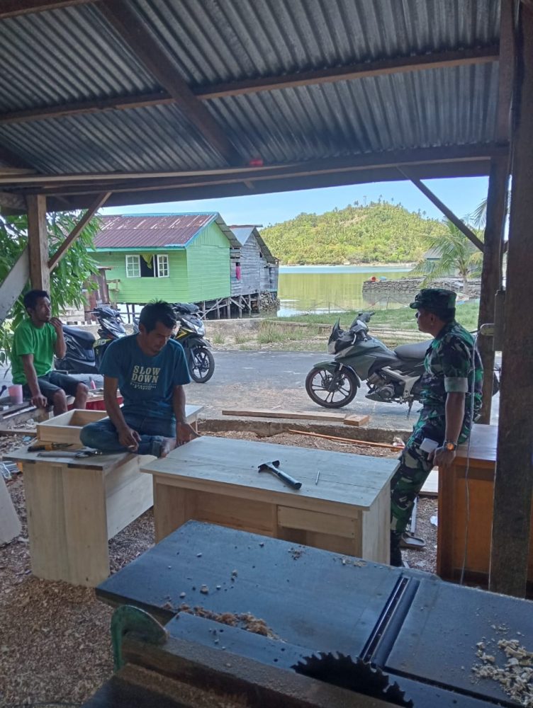 Babinsa Serda Dedi Jalin Komsos Dengan Pengerajin Mebel Kayu