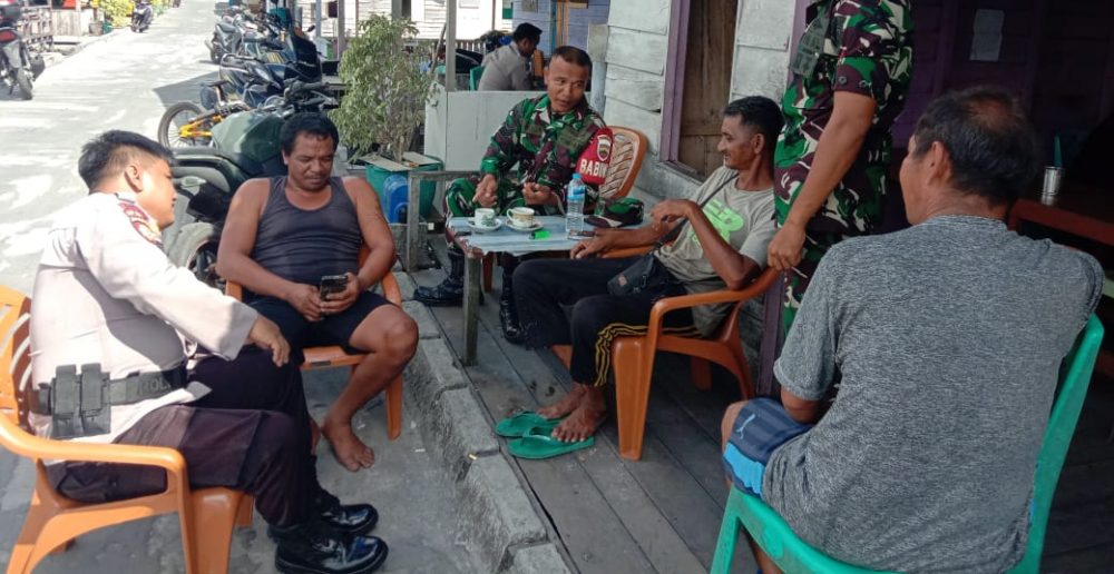 Babinsa Serka Saroji Kembali Jalin Komsos Dengan Warga Kecamatan Subi