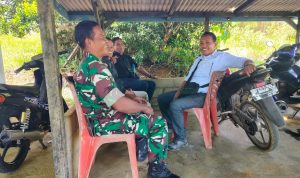 Babinsa Sertu Syafruddin Jalin Komsos Dengan Kades Mekar Jaya Babinsa Sertu Syafruddin Jalin Komsos Dengan Kades Mekar Jaya