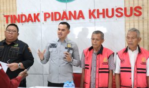 Penyerahan Tersangka dan Barang Bukti Dugaan Tipikor Pembangunan Polder Pengendali Banjir