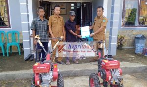Kades Bukit Padi Serahkan Dua Unit Mesin Bajak Sawah Kepada Kelompok Tani Sami Jaya Kades Bukit Padi Serahkan Dua Unit Mesin Bajak Sawah Kepada Kelompok Tani Sami Jaya