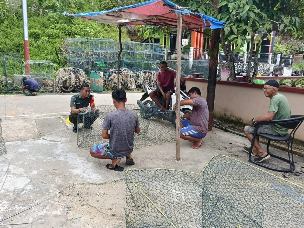 Babinsa Serda Peranginangin Himbau Nelayan Waspada Saat Melaut
