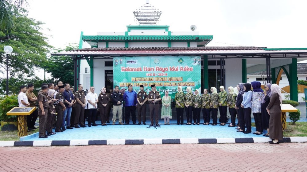 Kajati Kepri Serahkan Hewan Qurban Kepada Panitia Qurban Masjid Shafwan