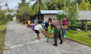 Jum’at Bersih, Babinsa Koramil 06/Serasan, Pos Subi Laksanakan Goro Bersama Warga