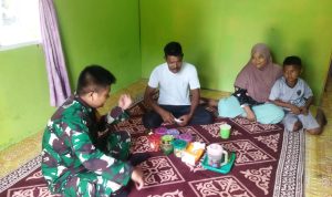Momen Lebaran Idul Adha, Babinsa Serda Nainggolan Sambangi Rumah Warga Binaan