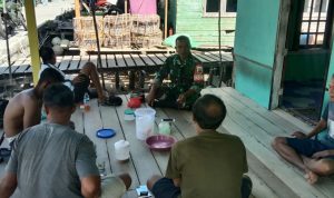 Suasana Lebaran, Babinsa Serka Saroji Kunjungi Rumah Warga