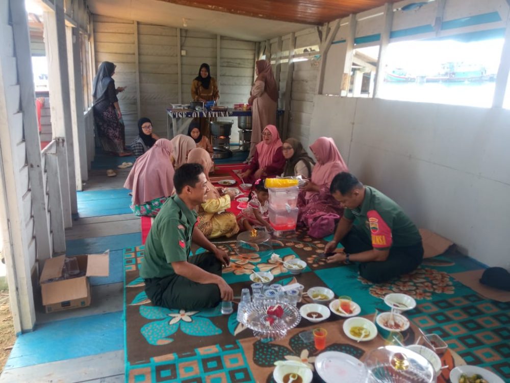 Manfaatkan Momentum Lebaran Idul Adha 1445 H, Babinsa Koramil 03/Sedanau Komsos Manfaatkan Momentum Lebaran Idul Adha 1445 H, Babinsa Koramil 03/Sedanau Komsos