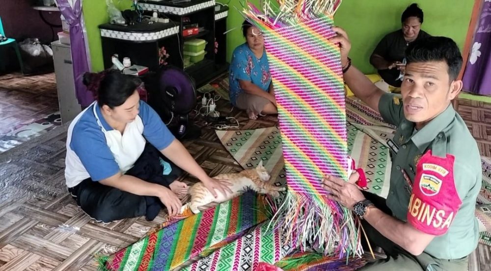 Babinsa Sertu Hendry Sambangi Pengrajin Anyaman Tikar Tradisional di Kampung Pancasila Serasan