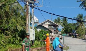 Sinergitas, Babinsa Serka Saroji Bantu Pengamanan Proses Perbaikan Jaringan Listrik Oleh Petugas PLN Sinergitas, Babinsa Serka Saroji Bantu Pengamanan Proses Perbaikan Jaringan Listrik Oleh Petugas PLN