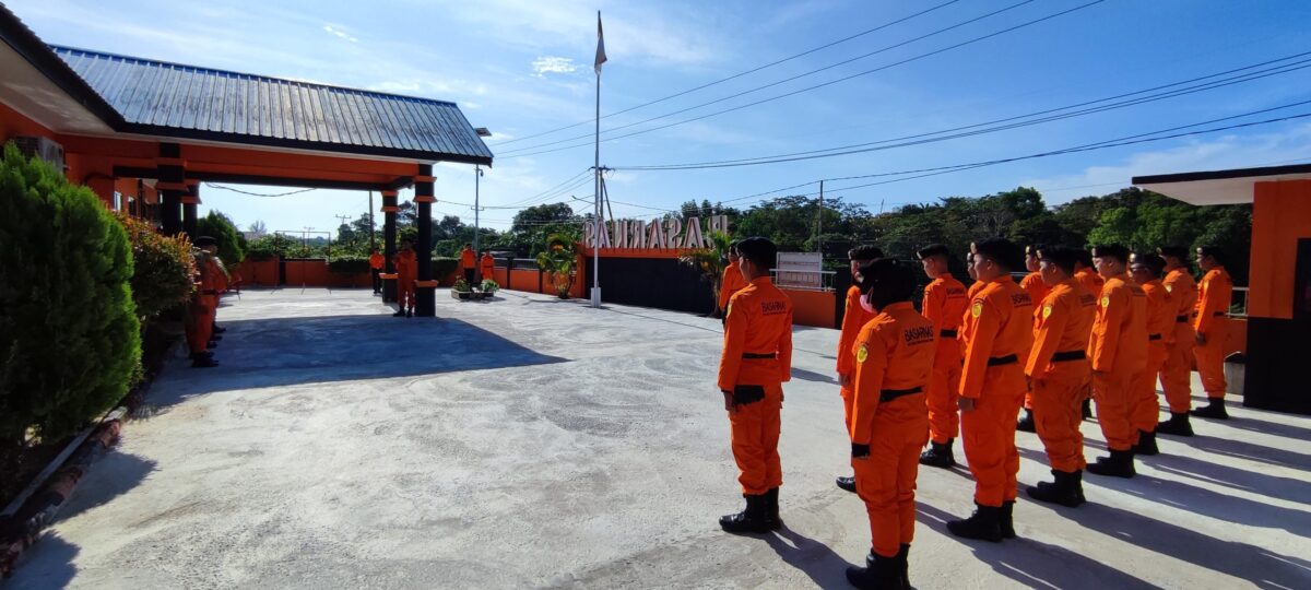 Tingkatkan Kemampuan SAR, Rescuer Basarnas Natuna Gelar Latihan Satuan di Air