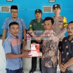 Kades Sunggak Serahkan Bantuan Secara Simbolis Kepada Nelayan