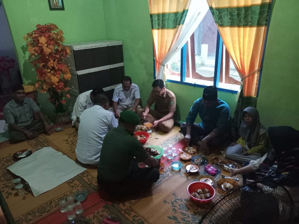 Wujud Kedekatan Dengan Masyarakat, Babinsa Serda Suwarno Hadiri Kegiatan Syukuran Warga Wujud Kedekatan Dengan Masyarakat, Babinsa Serda Suwarno Hadiri Kegiatan Syukuran Warga