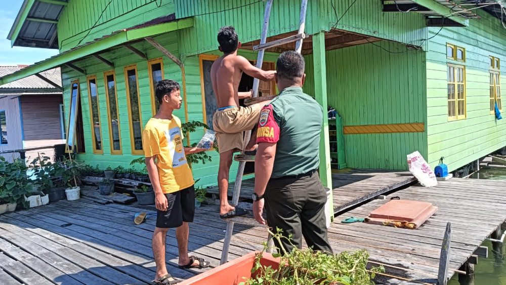 Jalin Komsos, Babinsa Sertu Jimson Prihatin Atap Rumah Warga Rusak Akibat Angin Kencang Jalin Komsos, Babinsa Sertu Jimson Prihatin Atap Rumah Warga Rusak Akibat Angin Kencang