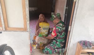 TNI Peduli Rakyat, Koramil 06/Serasan Serahkan Bantuan Beras Bagi Warga Kurang Mampu