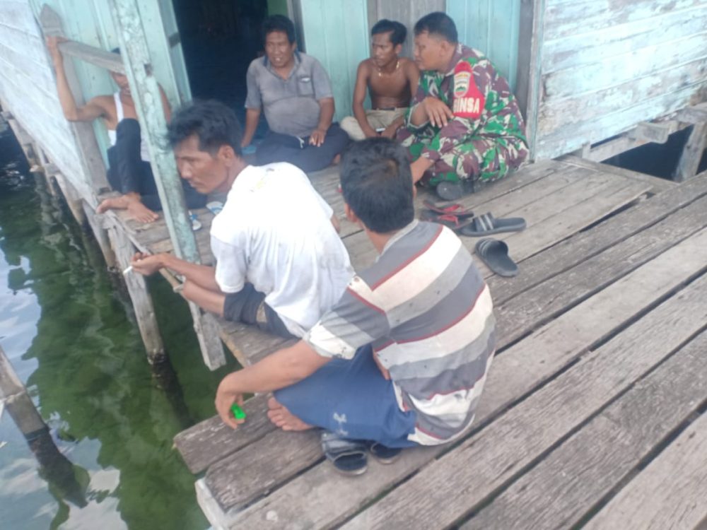 Jaga Silaturrahmi, Babinsa Serda Eko Kembali Jalin Komsos Dengan Nelayan Jaga Silaturrahmi, Babinsa Serda Eko Kembali Jalin Komsos Dengan Nelayan