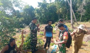 Jalin Hubungan Baik, Babinsa Koramil 03/Sedanau Kembali Komsos Dengan Warga Jalin Hubungan Baik, Babinsa Koramil 03/Sedanau Kembali Komsos Dengan Warga
