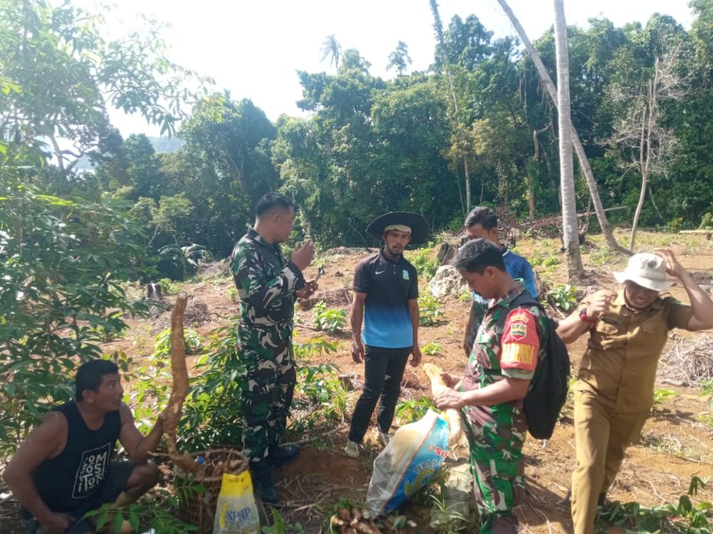 Jalin Hubungan Baik, Babinsa Koramil 03/Sedanau Kembali Komsos Dengan Warga