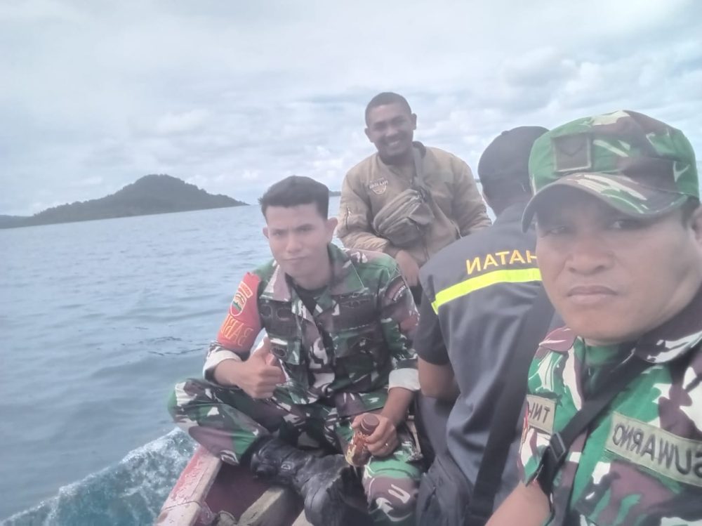 Personil Koramil 06/Serasan Turut Amankan Jalannya Pertandingan Sepak Bola Kades Cup