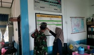 Babinsa Sertu Hendry Jalin Komsos Dengan Staf Desa Air Nusa