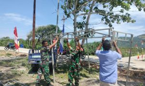 Dukung Parade Jet Sky Wisata Pantai Sisi, Babinsa Koramil 06/Serasan Bantu Pedagang Bangun Tenda