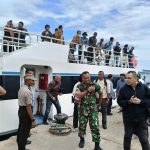 Plh. Danramil 06/Serasan Beserta Anggota Sambut Kedatangan Dandim 0318/Natuna Plh. Danramil 06/Serasan Beserta Anggota Sambut Kedatangan Dandim 0318/Natuna
