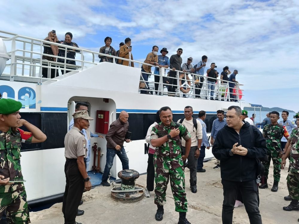 Plh. Danramil 06/Serasan Beserta Anggota Sambut Kedatangan Dandim 0318/Natuna Plh. Danramil 06/Serasan Beserta Anggota Sambut Kedatangan Dandim 0318/Natuna