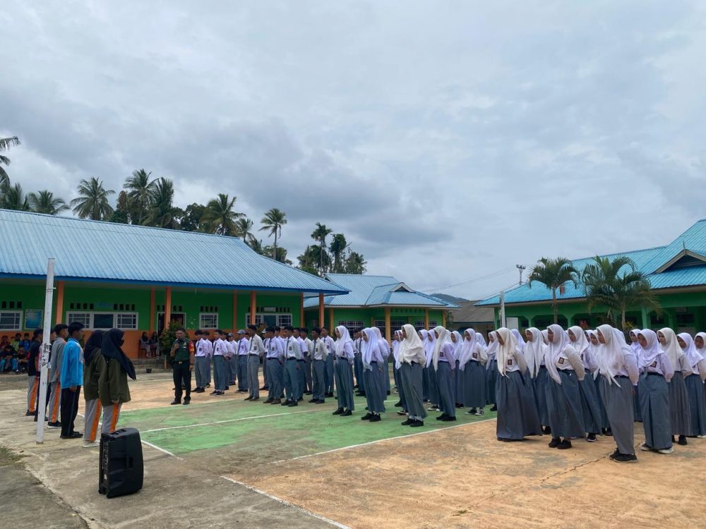 Babinsa Serda Iwan Jadi Narasumber Materi Pada MPLS SMA N 1 Pulau Tiga