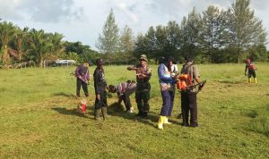 Bersama Unsur Uspika dan Pemerintah Kecamatan, Personil Koramil 06/Goro Bersihkan Lapangan Bola Kaki Bersama Unsur Uspika dan Pemerintah Kecamatan, Personil Koramil 06/Goro Bersihkan Lapangan Bola Kaki
